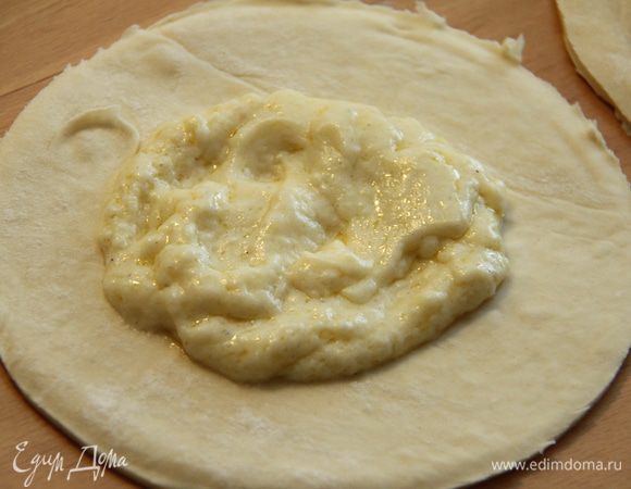 В центр круга кладём 2 ст. л. соуса и распределяем по поверхности, отступив от края 2 см. 