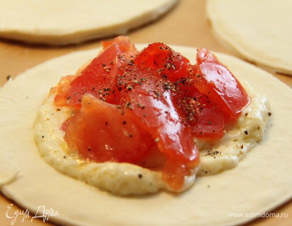 Помидор рвём руками (действуем в соответствии с концепцией "грубый, неотёсанный") и помещаем на соус. Солим и перчим.