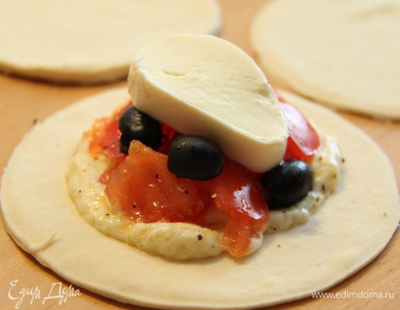 Сверху выкладываем маслины и сыр моцарелла. 