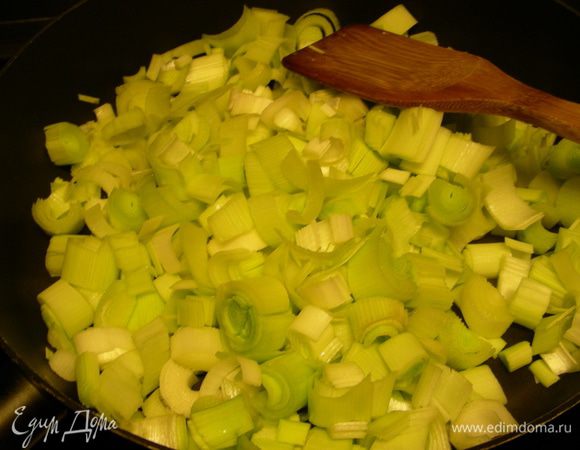 Порей режем мелко (кусочками примерно 1 см) и обжариваем на растительном масле до мягкости минут 5-10.
