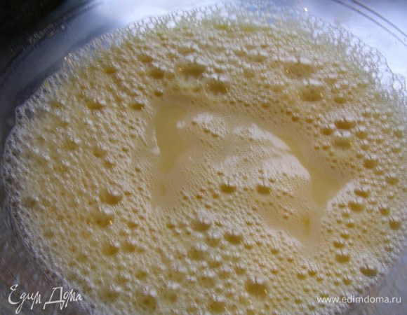 Яйца взбиваем с молоком. Солим, перчим по вкусу.
