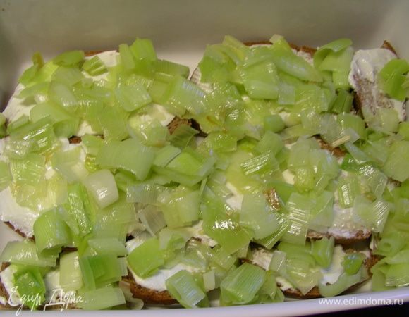 На хлеб выкладываем половину лука-порея. 