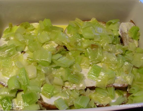 Заливаем половиной яичной смеси.
