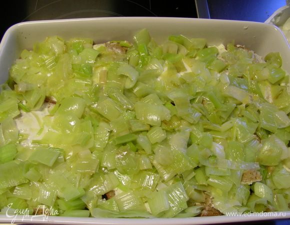 Повторяем слои: оставшийся хлеб сыром вверх, лук-порей, яичная смесь. Ставим в духовку 180 гр примерно на 25 минут до золотистой корочки. 
