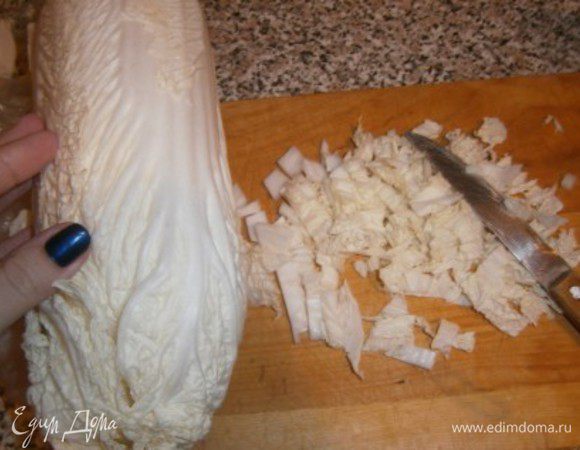 нарезаем полосками китайскую капусту