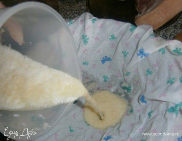 вторую часть картофеля трем на терке (мелкой)
я использовала блендер
сливаем его в марлю или ткань