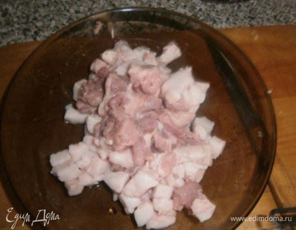 режем сало, и жарим, предварительно убрав поджаренный фарш