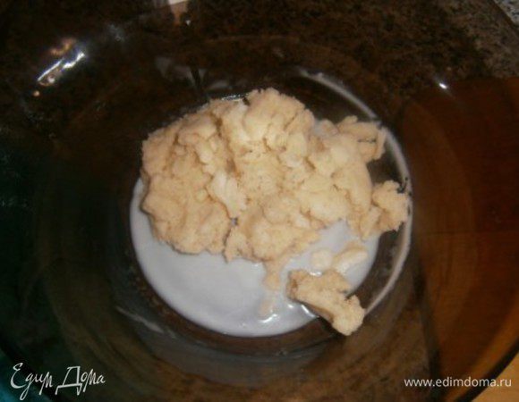 смешиваем вареный картофель, свежий, и крахмал