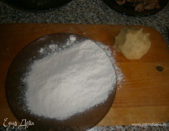 обваливаем в муке и закидываем в кипящую воду