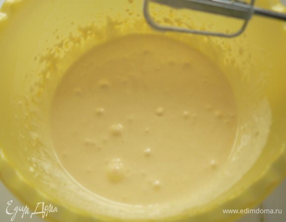 1 ст. ложку сахара отложить, остальной сахар взбить с желтками в пышную светлую массу.