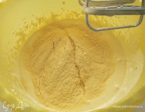 Добавить кукурузную муку, перемешать.