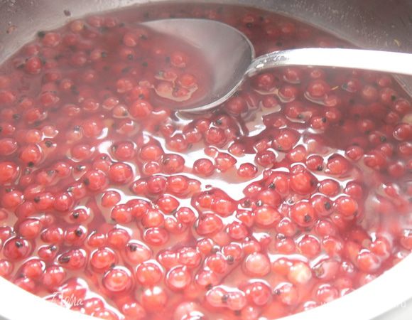 Ягодный соус:
Вскипятить воду с сахаром, всыпать ягоды и довести до кипения . Добавить разведенный в ложке холодной воды крахмал и прогреть массу до загустения. Добавить сок и цедру 1/2 лимона, перемешать.