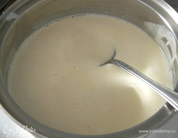 Ванильный соус:
Яйцо взбить с сахаром, добавить муку и перемешать. Молоко довести до кипения и тонкой струйкой влить в яичную смесь, тщательно помешивая. Поставить на слабый огонь и варить мешая до загустения. Добавить ваниль