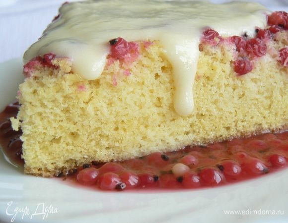 для подачи;
Налить на тарелку ягодный соус, на него положить кусочек бисквита и полить ванильным соусом. 