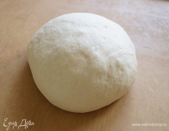 В воде растворить соль, сахар, дрожжи, дать немного постоять, добавить постепенно всю муку и  замесить тесто, по необходимости можно добавить еще немного муки, замесить тесто. Поставить в теплое место подходить минут на 40-50.