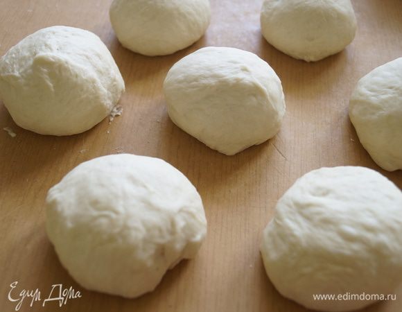 Поднявшееся тесто разделить на несколько частей, скатать в шарики