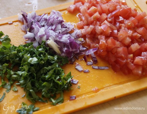 Нарезать мелко помидор, лук и зелень петрушки
