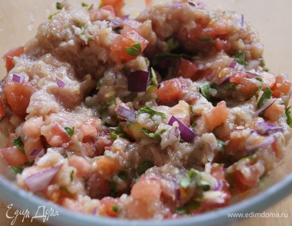 В фарш добавить соль, перец, сливочное масло и мелко нарезанные овощи. Хорошо перемешать