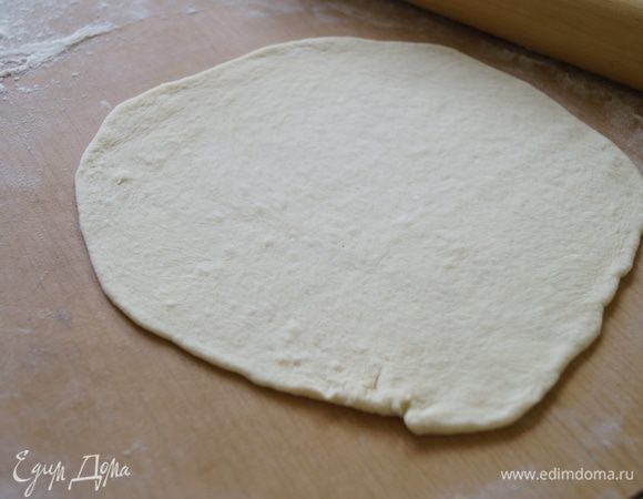 Каждый шарик раскатать в лепешку