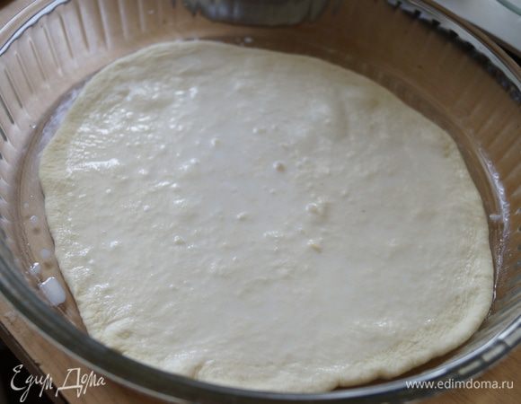 Выложить лепешку в форму для выпечки и смазать сверху молоком