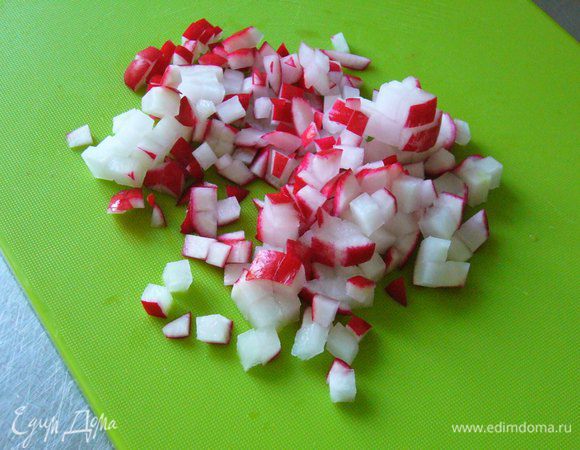 Режем редис мелким кубиком.