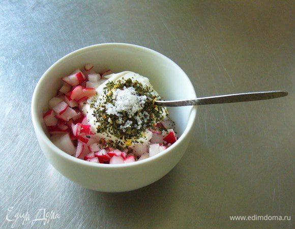 Добавляем к редису крем фрэш, сметану / шманд, Fleur de sal, мелко рубленую зелень и крапиву, перемешиваем и даём редису дать сок.