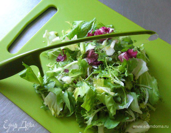 Режем салаты специальным ножом. У меня нож для салата. Если такого под рукой нет, то можно воспользоваться керамическим ножом, но ни в коем случае ножом с металлическим лезвием! Уж лучше тогда руками порвать.