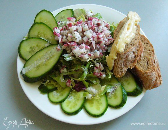Сверху выкладываем настоявшийся редис с соусом и подаём с тем, что душе угодно. Моей душе был угоден ржаной багет с мягким французский сыром Le Roustique (лёгкий). Очень французское сочетание. Bon appetit!