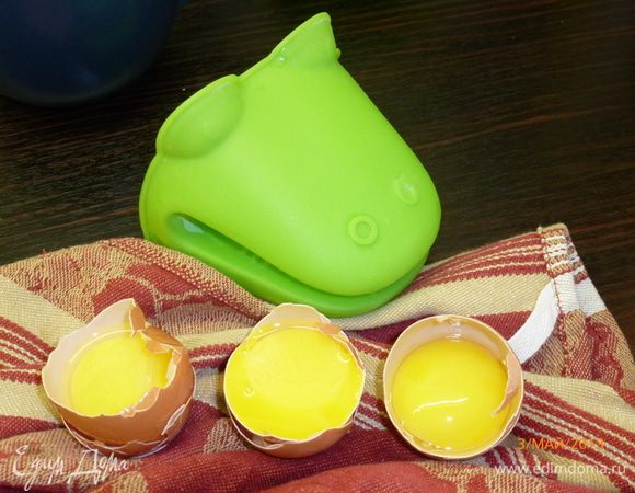 Отделяем желтки от белков. Желтки пока оставляем в скорлупках.
