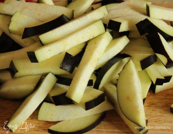 Овощи нашинковать - баклажан брусочками...
