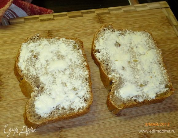 Берем столько кусков хлеба, сколько было взято яиц. Каждый кусочек намазываем сливочным маслом.