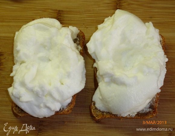 На каждый кусочек ложкой выкладываем взбитые белки. 