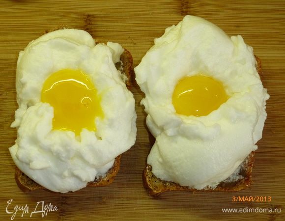 В середине белков делаем углубление и туда выливаем желток. 