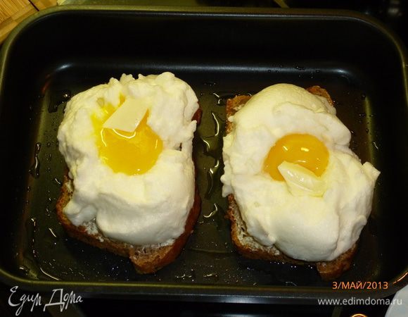Выкладываем хлеб на противень, смазанный маслом. На желтки аккуратно выкладываем по кусочку сливочного масла. Солим, перчим и отправляем в духовку на 15-20 минут при температуре 150 градусов. Противень в духовке желательно ставить на нижний уровень. Первые 10 минут у меня работал только нижний тэн, потом включила оба.