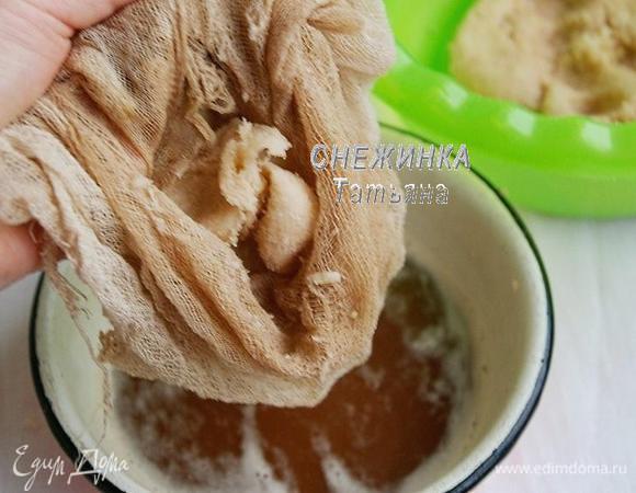 Картофель чистим, моем, натираем на мелкой тёрке. Удобнее всего в комбайне. Отжимаем картофельный сок при помощи сложенной вдвое марли. Сок сохраняем.