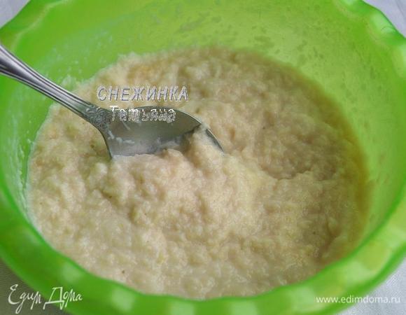 Молоко доводим до кипения и заливаем им картофельную массу, быстро перемешиваем. 