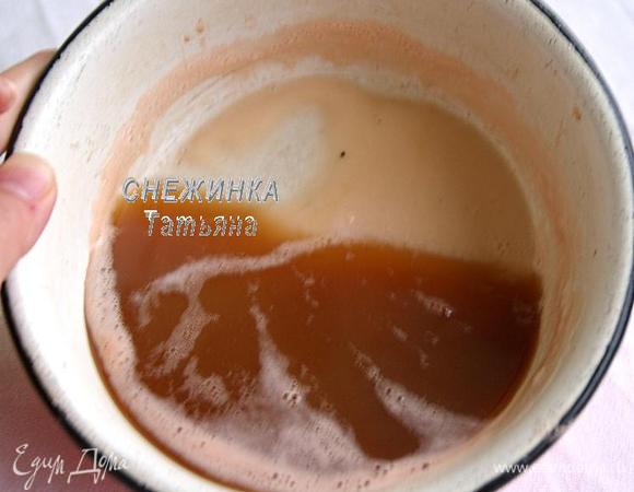 Картофельный сок аккуратно сливаем, а крахмал, который образуется на дне, добавляем в картофельную массу. 

