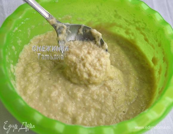 Кладём соль по вкусу, яйцо, соду и муку. Перемешиваем. Тесто готово.