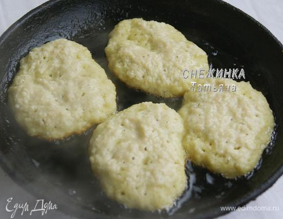 Жарим оладушки как обычно на разогретом растительном масле. Выкладываем  по полной столовой ложке. Жарим до румяного цвета с одной стороны.