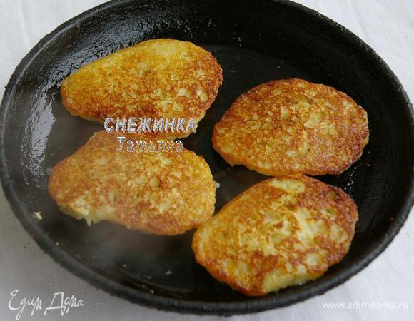 Переворачиваем и жарим с другой стороны.