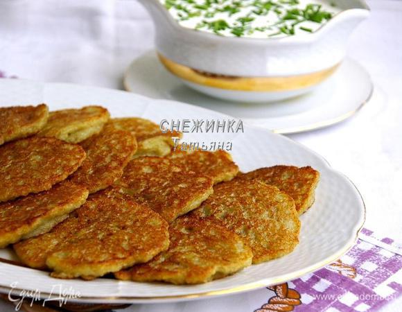 Готовые оладушки перекладываем на блюдо и подаём горячие со сметаной. Смачна есцi!