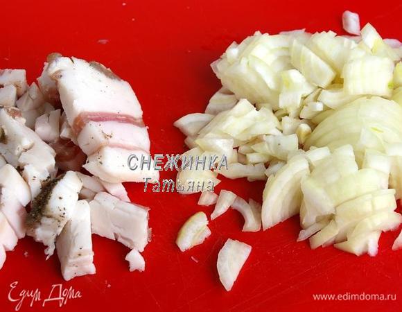 Для начала займёмся зажаркой. Сало нарезаем кубиками. Лук чистим, моем и также нарезаем кубиками.