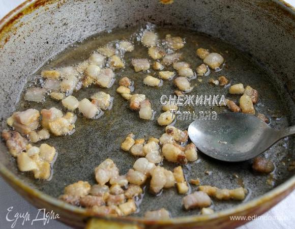 На сухую сковороду кладём сало, жарим до зарумянивания, чтобы вытопился жир. 