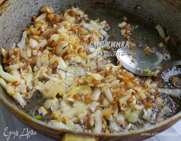 Теперь добавляем лук и жарим до золотистости лука. Если сало у Вас было свежее, т. е. не солёное, в конце посолите зажарку по вкусу.