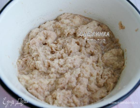 Для блинов картофель чистим, натираем на мелкой тёрке. Быстрее и лучше это сделать при помощи комбайна. 