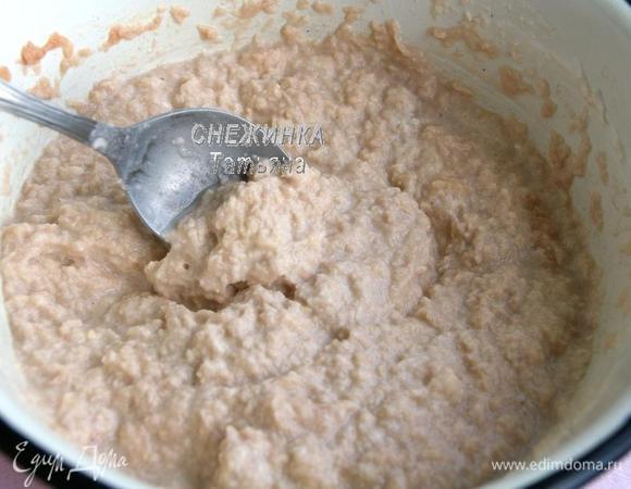 Добавляем соль, муку, сметану и соду. Перемешиваем. Тесто готово.