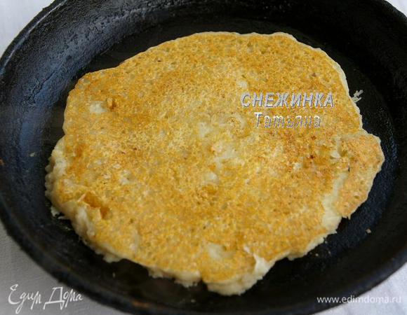 Кладём на сковороду тесто (~ 3 ст.л.) и формируем блинчик размером, чуть больше чайного блюдца. Жарим до румяного цвета сначала с одной стороны, затем переворачиваем и жарим с другой стороны.
