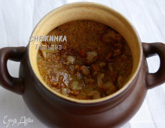 По мере выпекания блинчиков складываем их в горшочек, перекладывая каждый жареным луком с салом. Когда все блинчики закончатся, закрываем горшочек крышкой и запекаем 15 минут в разогретой до 200 С духовке.