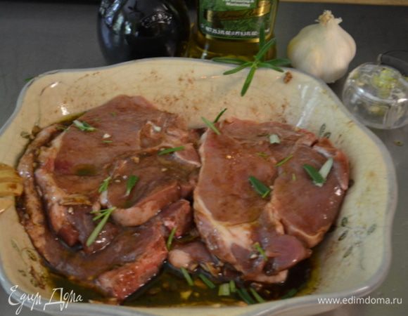 Смешать олив.масло, бальзамич. уксус, чеснок, розмарин. Добавить свиные котлеты, перемешать.Поставить в холодильник, закрыв пленкой пищевой на  30 мин. или ночь.