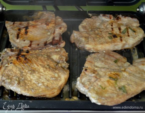 Обжариваем на разогретом гриле каждую сторону или  в духовке при тем-ре 200 гр. Переворачиваем.